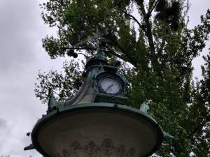 Chiosco meteorologico con orologi