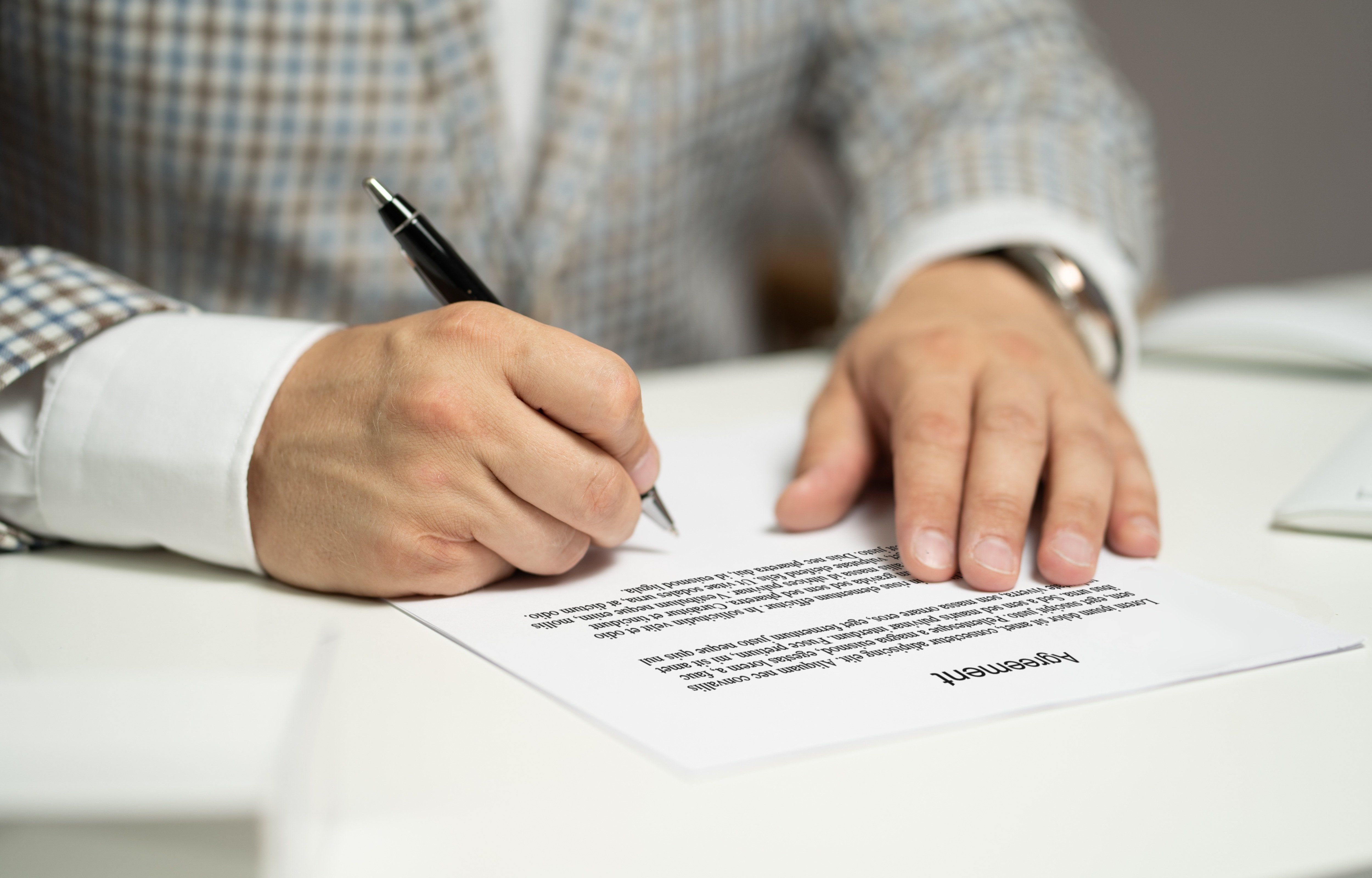 Contratto-Freier-Dienstnehmer-in-Austria-Guida-semplice-e-differenze-con-Partita-IVA