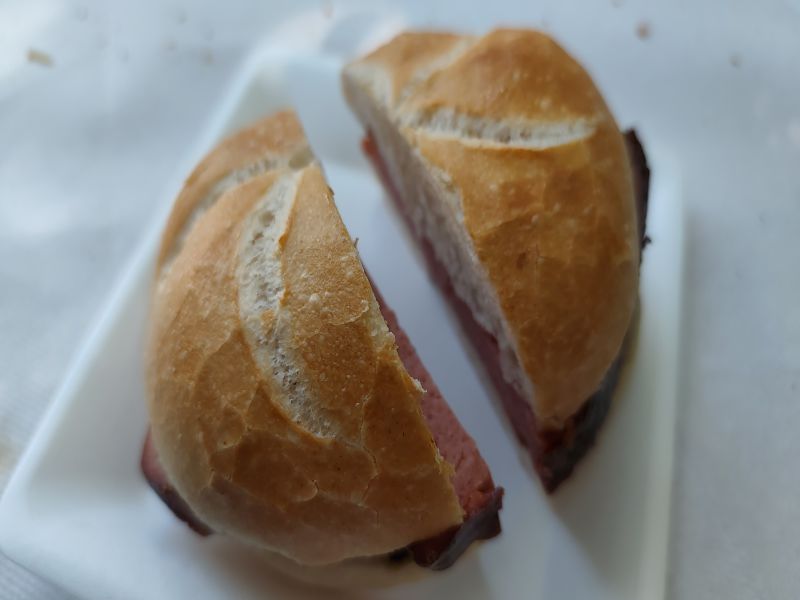 Leberkaese-il-re-dello-street-food-e-della-tradizione-austriaca