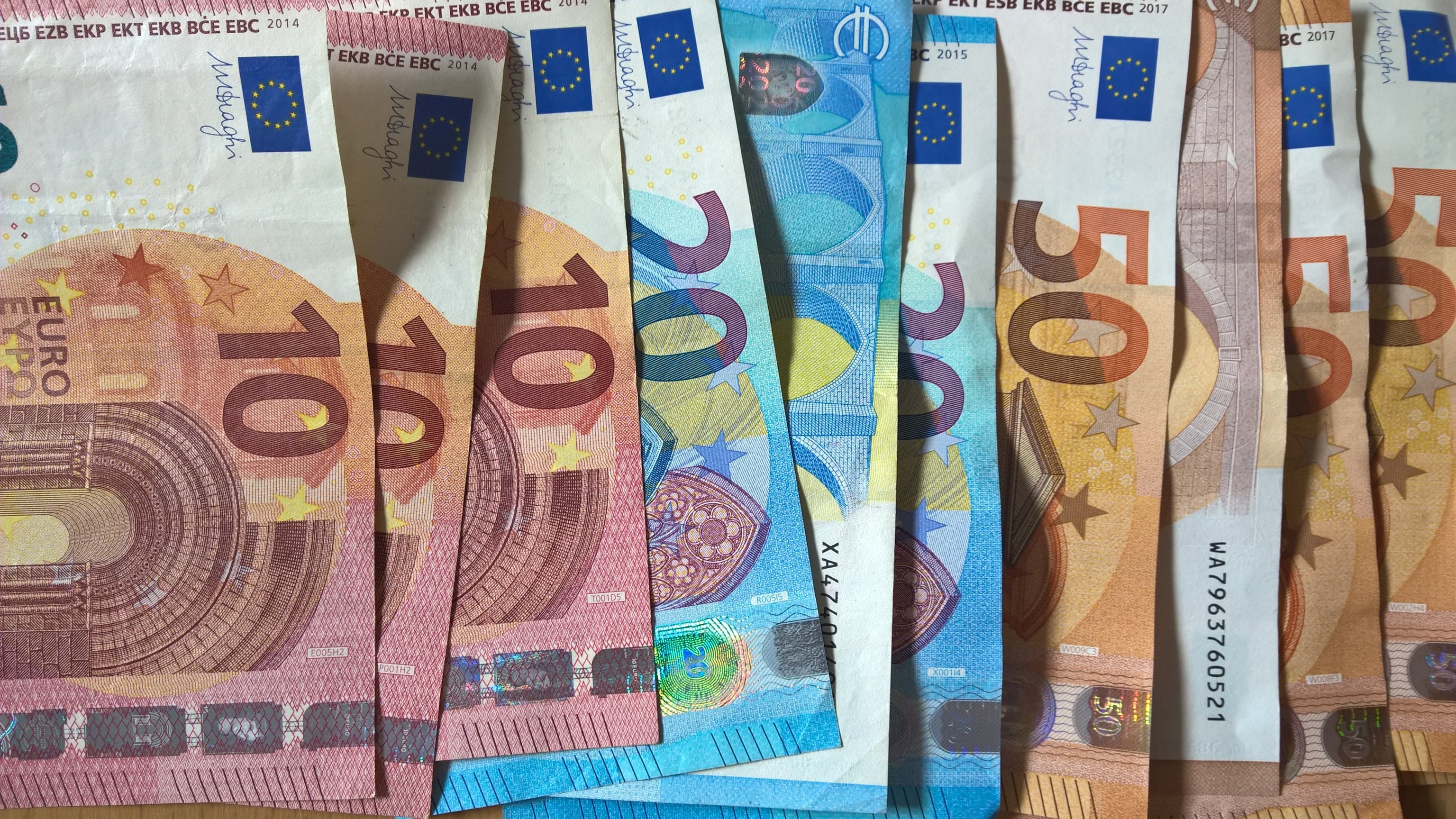 Trasporto-di-contanti-dall-Italia-all-Austria-limiti-regole-e-controlli-doganali-a-Tarvisio-e-al-Brennero