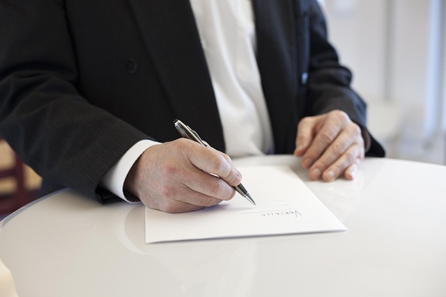 contratto-di-lavoro-cosa-verificare-prima-della-firma